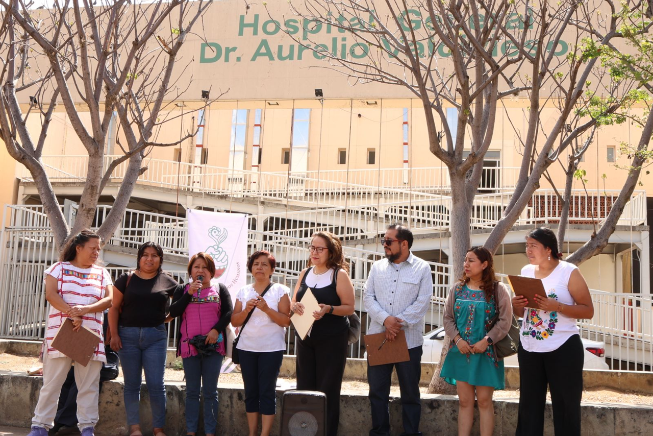 Pressekonferenz der Menschenrechtsplattform vor dem Spital Dr. Aurelio Valdivieso in Oaxaca