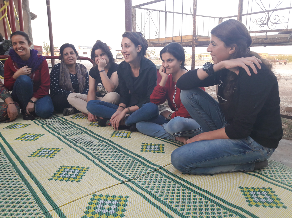 Austausch an der w&ouml;chentlichen Versammlung des Dorfrates von Jinwar