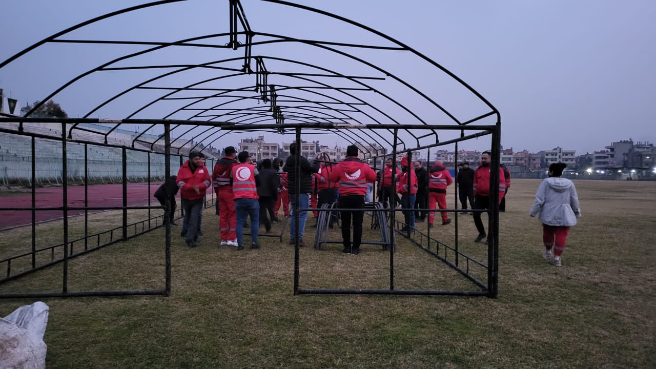 Aufbau von Zelten f&uuml;r die Betroffenen der Erdbeben